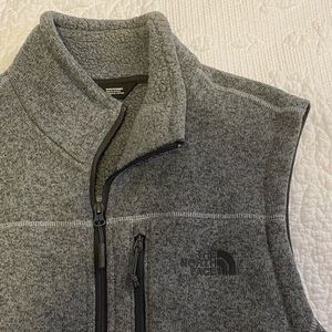 Men’s Large North Face Vest Size Large in Gray. Great Condition, Polyester